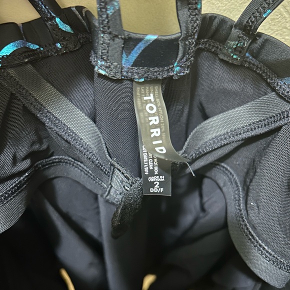 torrid iridescent mermaid scale swimsuit size 2 - Picture 3 of 7